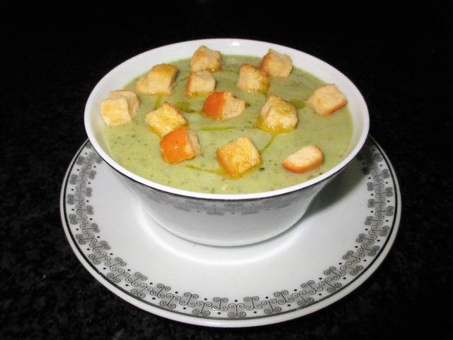 Crema de calabacín, con guisantes y lechuga